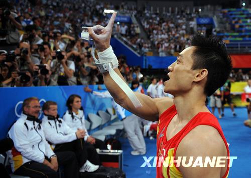 Chino Yang Wei gana el oro en concurso completo individual de gimnasia