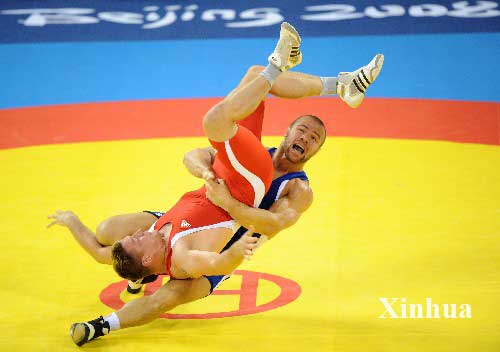 El ruso Khushtov gana oro en lucha grecorromana de 96 kilos