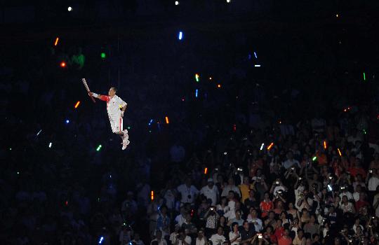 JO-2008 : Li Ning allume le Chaudron Olympique