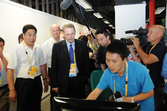 Le président du CIO visite le centre principal de presse