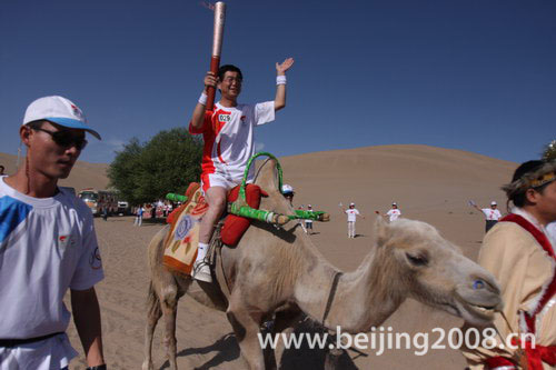 Photos : Le relais de la Flamme olympique en chameau