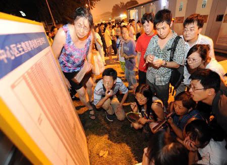 Photos : Des milliers font la queue dans la nuit pour les derniers billets