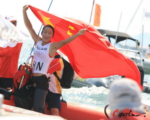 Voile (F) : La Chinoise Yin Jian sacrée en planche à voile