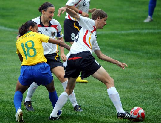 图文-[奥运会]德国女足VS巴西 巧用身体护住球