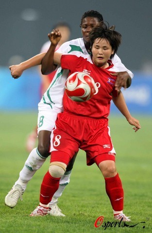 图文-[奥运会]朝鲜女足VS尼日利亚 吉善喜小心控球