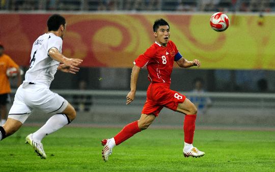 图文-[男足国奥]中国1-1新西兰 郑智在比赛中进攻