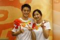 图文-中国蹦床队做客新浪 两位冠军的胜利手势