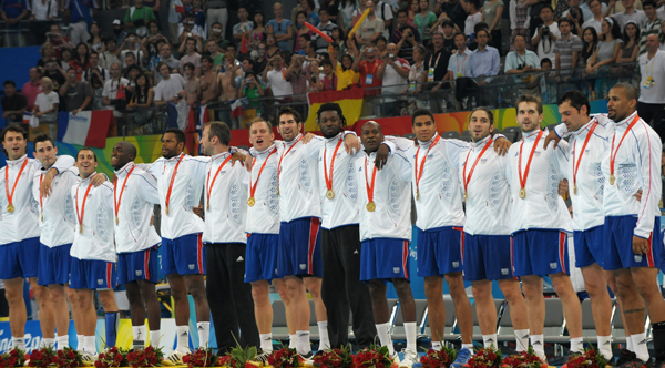图文-[奥运]男子手球决赛 法国队员并肩高唱国歌