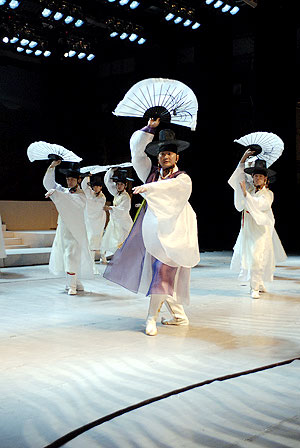 图文-祝福北京朝鲜族使者评选 演绎优美扇子舞