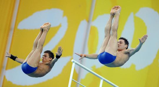 图文-男子双人10米跳台决赛赛况 英国选手起跳瞬间