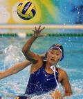 图文-女子水球预赛中国惜败美国 孙惠子比赛中传球