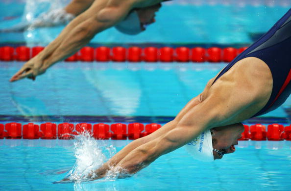 图文-奥运会10日男子游泳预赛 选手入水的瞬间