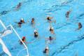 图文-奥运会11日女子水球赛况 俯瞰双方激烈拼杀