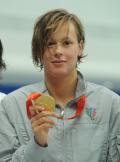 图文-女子200米自由泳决赛 佩莱格里尼展示金牌