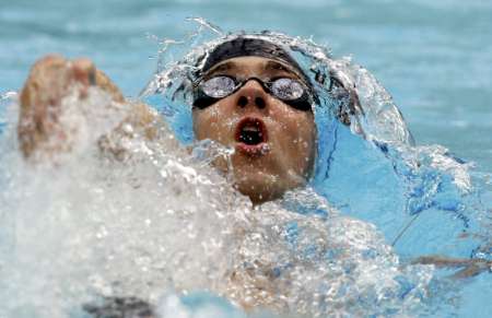 图文-菲尔普斯多北京奥运第6金 仰泳中奋力向前