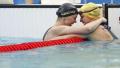 图文-史蒂芬100米自夺金 冠亚军水中相互祝贺