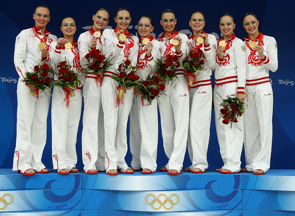 图文-[奥运]花样游泳团体赛 俄罗斯姑娘展示金牌