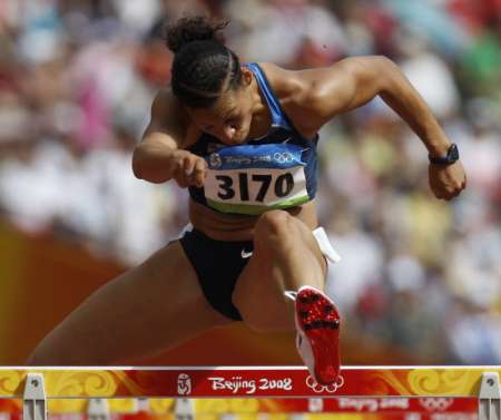 图文-女子七项全能赛况 美国选手飞身跨栏
