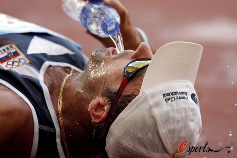 图文-北京奥运会男子20公里竞走 猛地灌水 