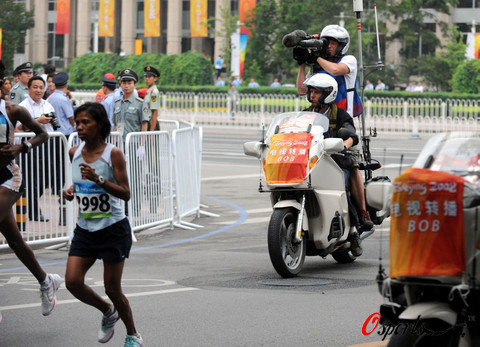 图文-京奥女子马拉松开赛 摄影队伍在后面 