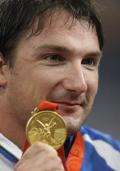 图文-男子链球斯洛文尼亚选手夺金 微笑展示金牌