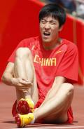 图文-刘翔因伤退出110米栏比赛 脚跟伤势严重