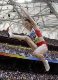 图文-奥运女子三级跳远决赛展开 落地脚先行