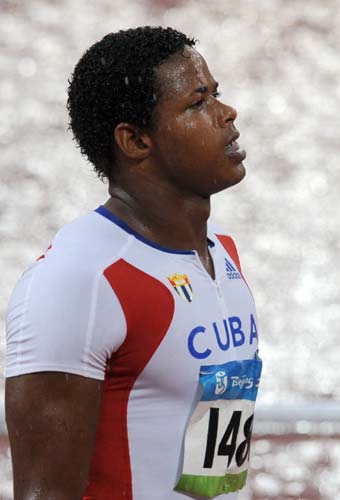 图文-十项全能100米赛况 古巴加西亚在看记分牌