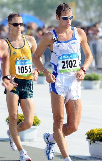 图文-意大利选手夺50公里竞走冠军 终点就在前方