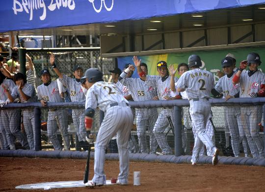 图文-棒球铜牌争夺赛开战 日本队比赛中庆祝得分