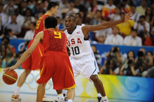 图文-[奥运会]中国男篮VS美国 科比给新队友上课
