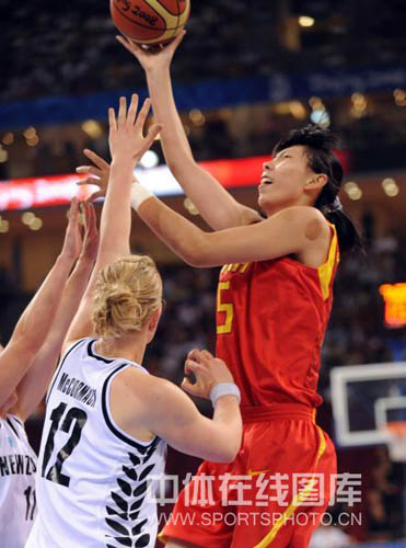 图文-[奥运]中国女篮VS新西兰 陈楠篮下高举高打
