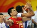 图文-[奥运会男篮]中国队vs希腊 两人较量胳臂劲