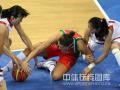 图文-[女篮1/4决赛]中国vs白俄罗斯 很明显的犯规