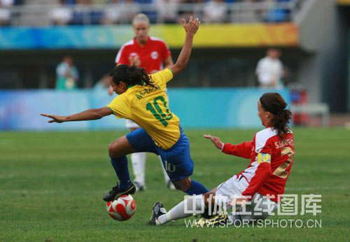 图文-女足1/4决赛巴西vs挪威 只有犯规能阻止她