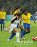 图文-女足决赛美国1-0巴西 双方争抢