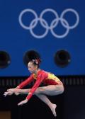 图文-中国队亮相女子资格赛 杨伊琳平衡木上鹿跳