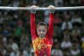 图文-中国队参加女子体操资格赛 何可欣艰难抓杠