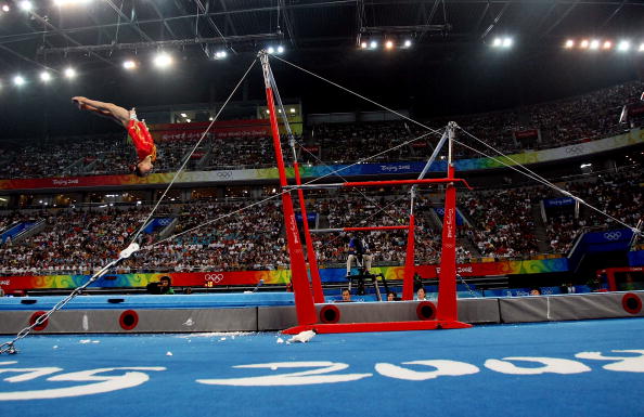 图文-中国队参加女子体操资格赛 高低杠上完美落下