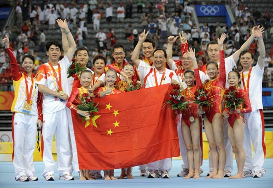 图文-中国体操首夺奥运女团冠军 中国女团全家福