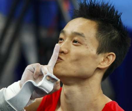 图文-杨威夺体操男子全能赛冠军 让对手闭上了嘴