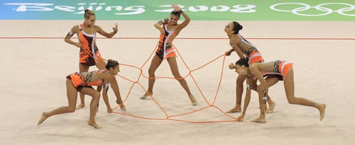 图文-艺术体操集体全能比赛 摆出五角星造型