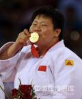 图文-佟文78公斤以上级夺金 深情亲吻奥运金牌