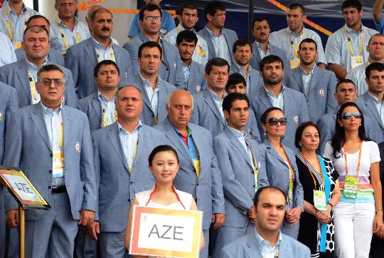 图文-阿塞拜疆奥运代表团升旗仪式 瞩目国旗升起