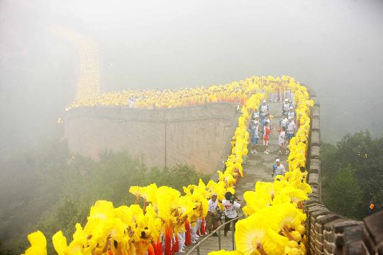 图文-奥运圣火北京次日传递 群众欢迎圣火传递队伍