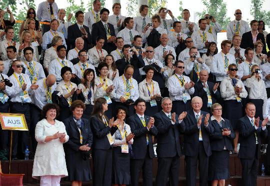 图文-澳大利亚奥运代表团举行升旗仪式 鼓掌祝贺