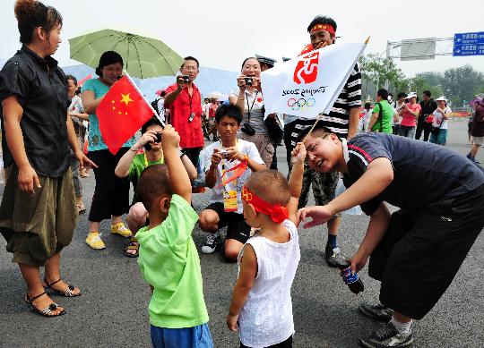 图文-各国群众北京喜迎奥运 小朋友高举中国国旗