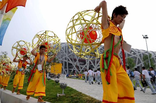 图文-奥运会开幕式演员准备入场 演员们手拿道具