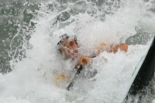图文-奥运会11日皮划艇激流回旋赛况 被水淹没 