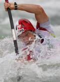 图文-奥运会11日皮划艇激流回旋赛况 不惧激流